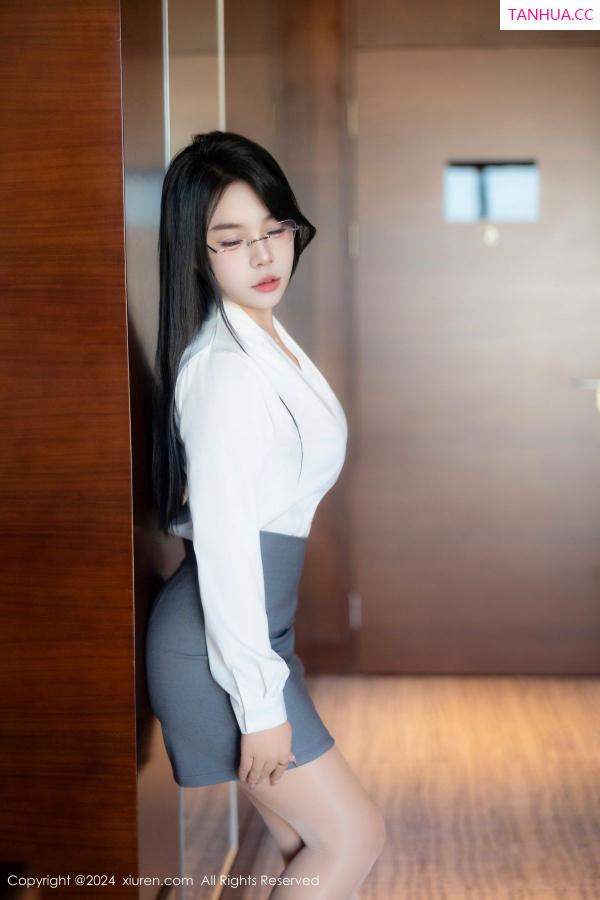   [XiuRen]高清写真图 2024.08.09 No.8989 麦田 丝袜美腿第2张图片